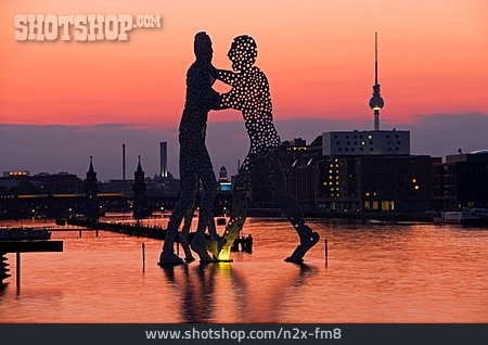 
                Berlin, Skulptur, Spree, Molecule Man                   