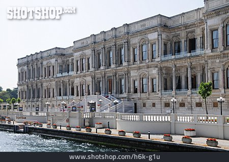 
                Bosporus, Istanbul, Beylerbeyi Palast                   