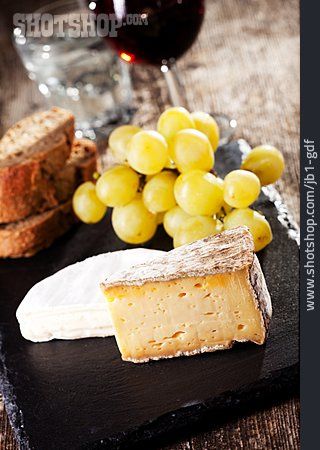 
                Rotwein, Käseteller, Französische Küche, Tomme De Savoie                   
