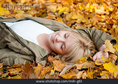 
                Mädchen, Herbstlaub, Entspannen                   