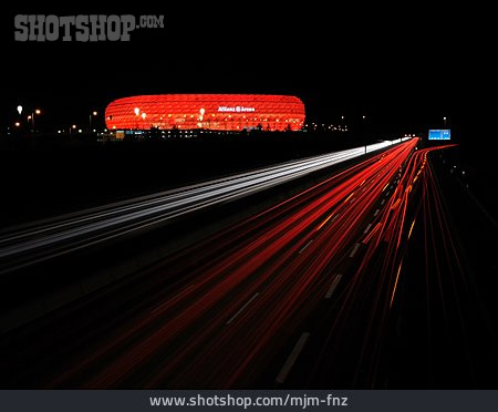 
                Autobahn, Lichtspur, Allianz Arena                   