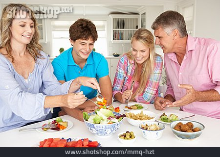
                Familie, Familienleben, Mittagessen                   