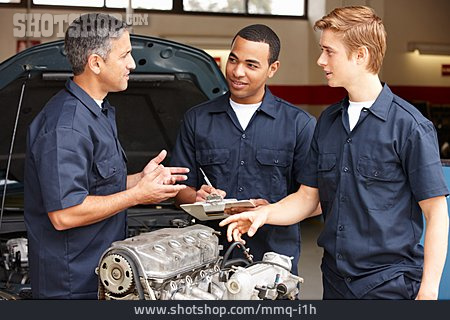 
                Motor, Erklären, Werkstatt, Auszubildender, Automechaniker                   