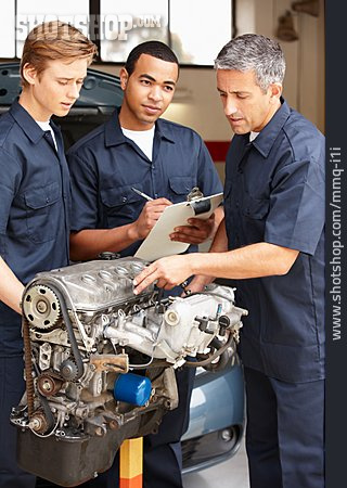 
                Motor, Erklären, Auszubildende, Automechaniker                   