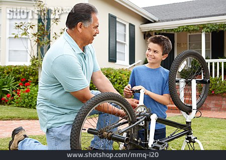 
                Großvater, Junge, Fahrrad, Fahrradreparatur                   