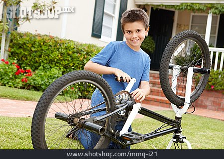 
                Junge, Fahrrad, Reparieren, Fahrradreparatur                   
