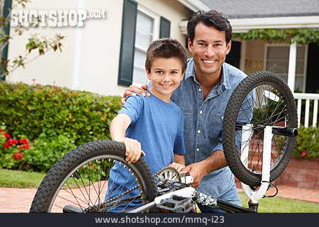 
                Junge, Vater, Fahrrad, Fahrradreparatur                   