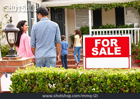 
                Familie, Besichtigung, Hauskauf, Hausverkauf                   