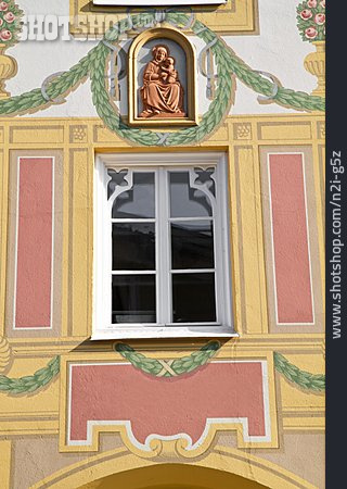 
                Fenster, Relief, Fassadenmalerei                   