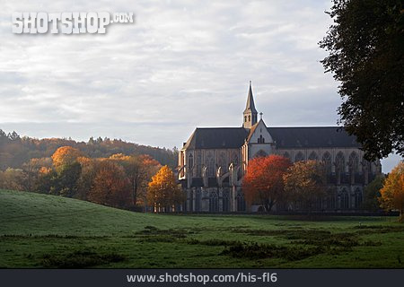 
                Herbstwald, Klosterkirche, Abtei Altenberg                   