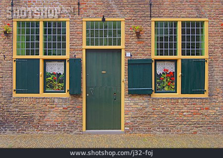 
                Sprossenfenster, Eingangstür, Blumenschmuck                   