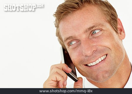 
                Junger Mann, Lächeln, Telefonieren                   