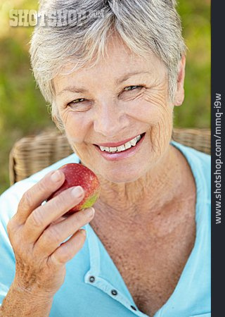 
                Seniorin, Gesunde Ernährung, Apfel                   