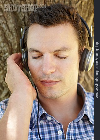 
                Mann, Kopfhörer, Musik Hören                   