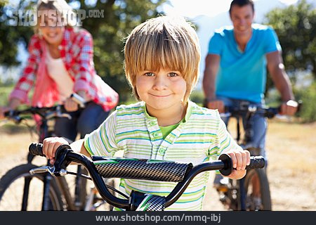 
                Junge, Radtour, Familienleben, Familienausflug                   