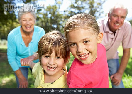 
                Enkel, Spaß & Vergnügen, Großeltern, Toben                   