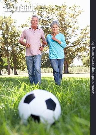 
                Aktiver Senior, Fußball, Ehepaar, Fußballspielen                   