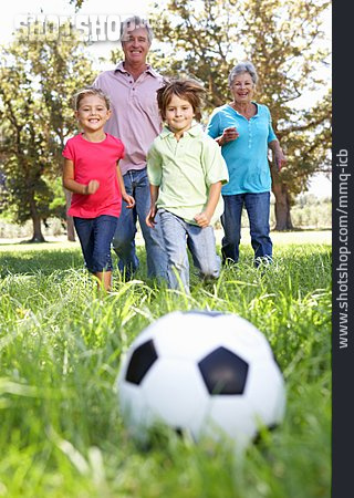 
                Enkel, Großeltern, Toben, Fußballspielen                   