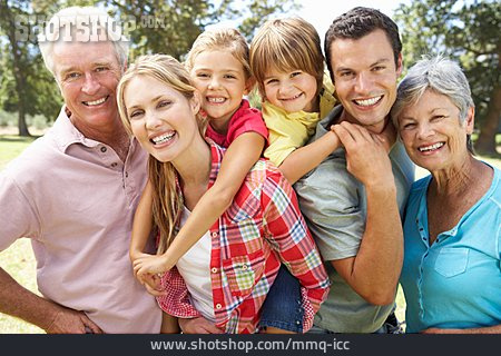 
                Generation, Großfamilie, Familienleben, Familienporträt                   