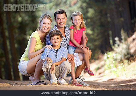 
                Zusammenhalt, Familie, Waldspaziergang, Familienporträt                   