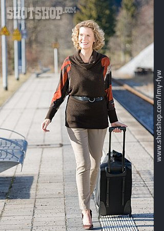 
                Frau, Seniorin, Unterwegs, Trolley                   