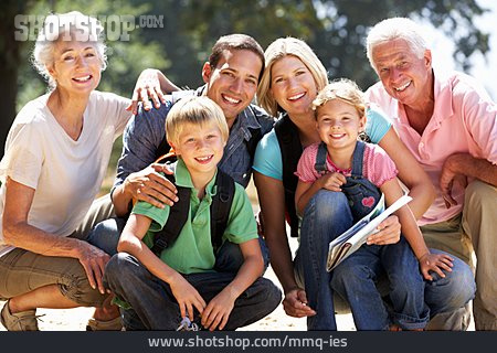 
                Familie, Großeltern, Familienausflug                   