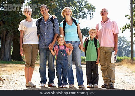 
                Familie, Großeltern, Familienausflug, Familienportrait                   