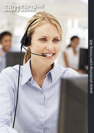
                Geschäftsfrau, Telefonieren, Headset, Call Center                   