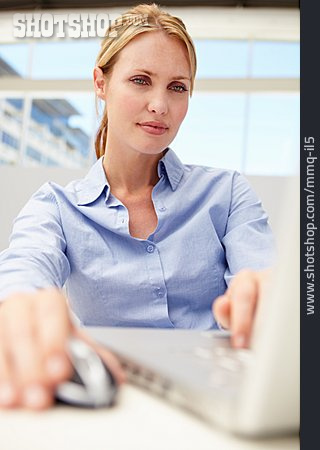 
                Geschäftsfrau, Büro & Office, Laptop                   