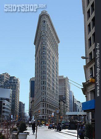 
                Städtisches Leben, New York City, Flat Iron Building                   