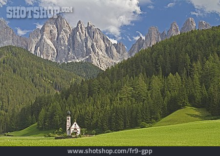 
                Italien, Dolomiten, Kapelle                   