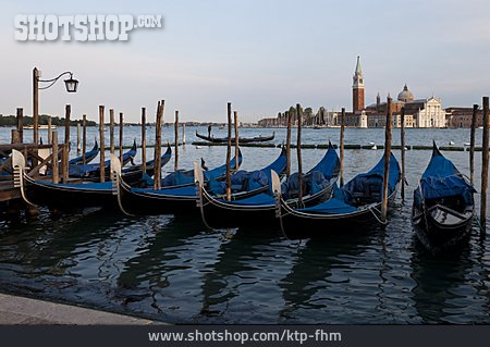 
                Gondel, Anlegestelle, Venedig                   
