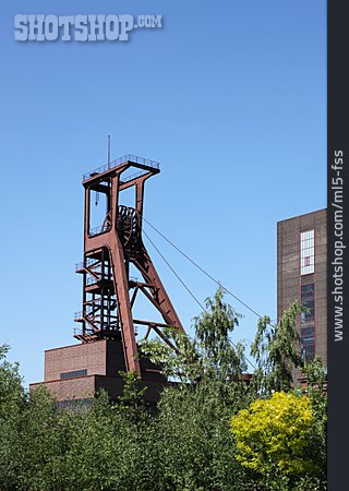 
                Industriedenkmal, Förderturm, Zeche Zollverein                   