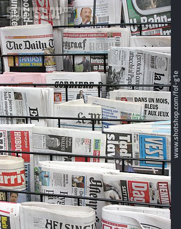 
                Presse, Schlagzeilen, Zeitungsständer                   