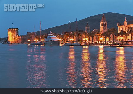 
                Beleuchtet, Promenade, Trogir                   