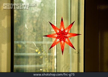 
                Weihnachtsstern, Fensterscheibe, Papierstern                   