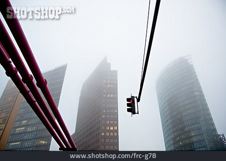 
                Nebel, Hochhaus, Potsdamer Platz                   