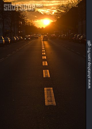 
                Sonnenuntergang, Straßenverkehr, Mittelstreifen                   