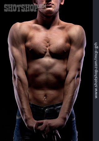 
                Mann, Muskulös, Nackter Oberkörper                   