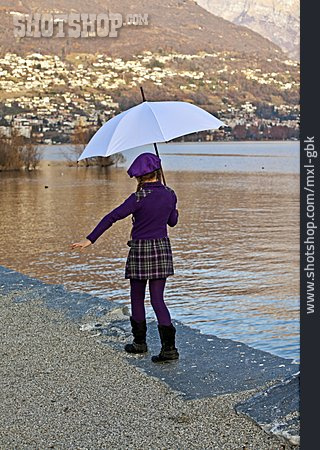 
                Mädchen, Regenschirm, Balancieren                   