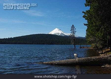 
                Lake Of The Woods, Mount Mcloughlin                   