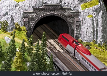 
                Tunnel, Modelleisenbahn, Schnellzug                   