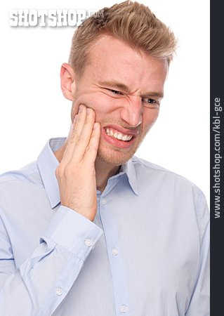 
                Junger Mann, Zahnschmerzen                   