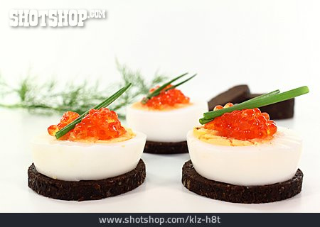
                Kaviar, Häppchen, Pumpernickel                   
