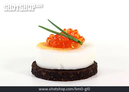 
                Kaviar, Häppchen, Pumpernickel                   