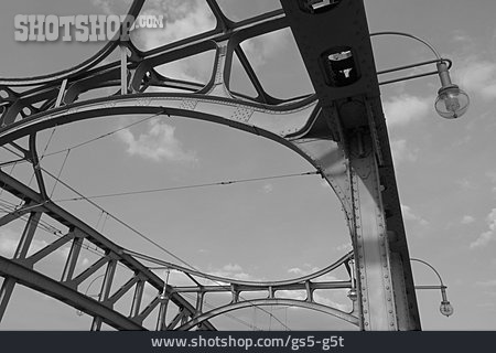 
                Stahlkonstruktion, Brückenpfeiler                   