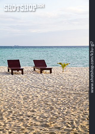 
                Liegestuhl, Sandstrand, Strandurlaub                   