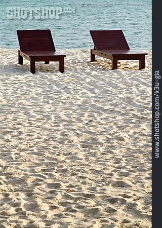 
                Liegestuhl, Sandstrand, Strandurlaub                   