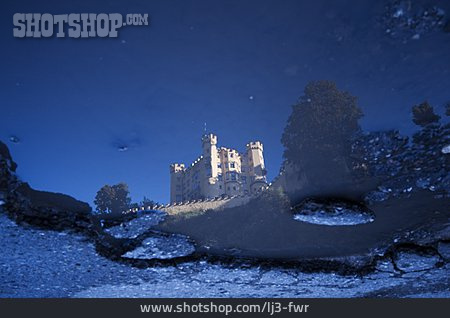 
                Wasserspiegelung, Pfütze, Schloss Hohenschwangau                   