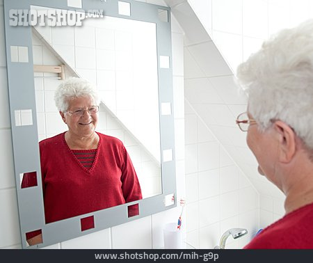 
                Seniorin, Badezimmer, Spiegelbild                   